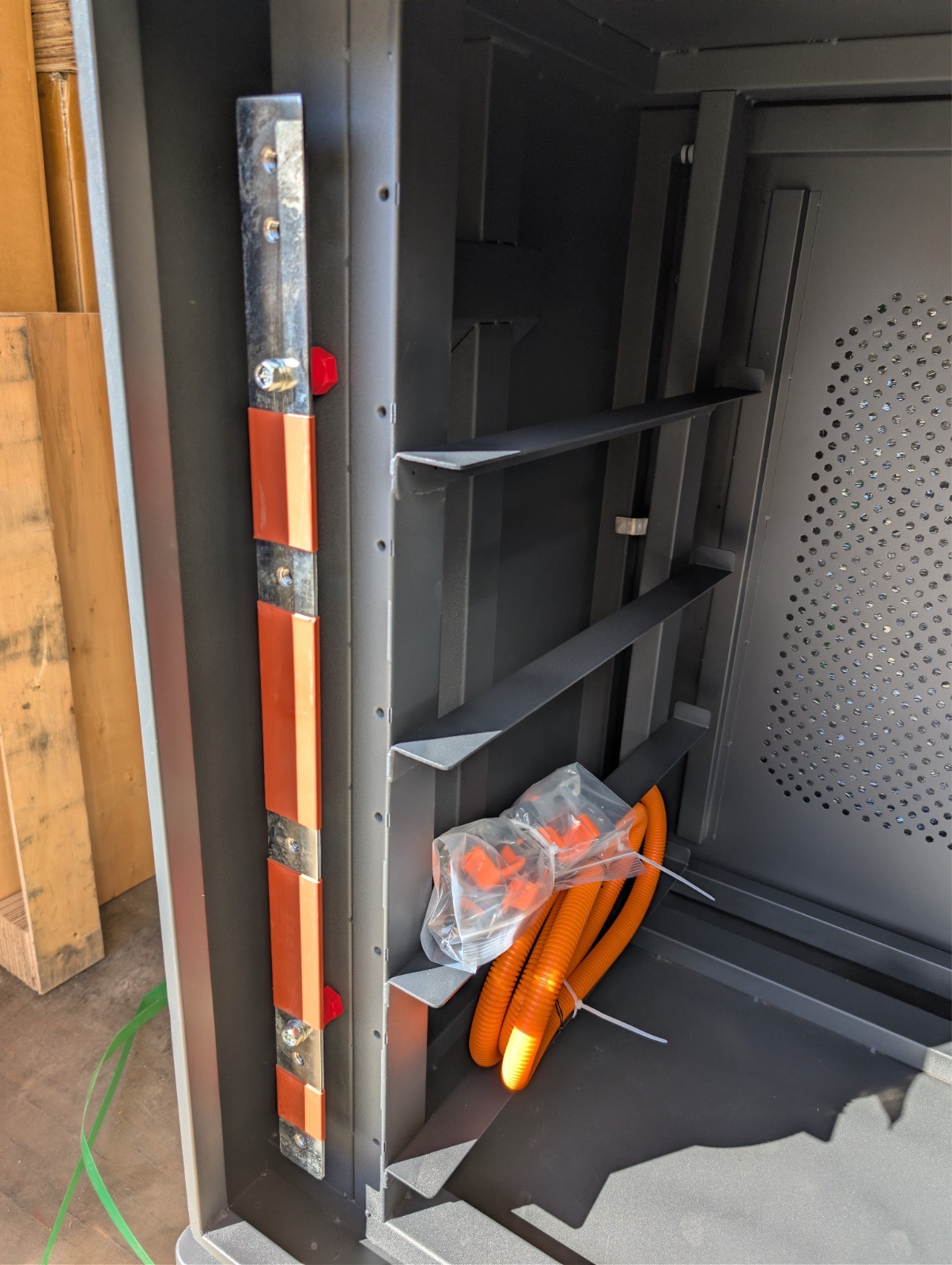 Battery server cabinet for 4 units like the Eco-Worthy 48v 100ah 19″ modules