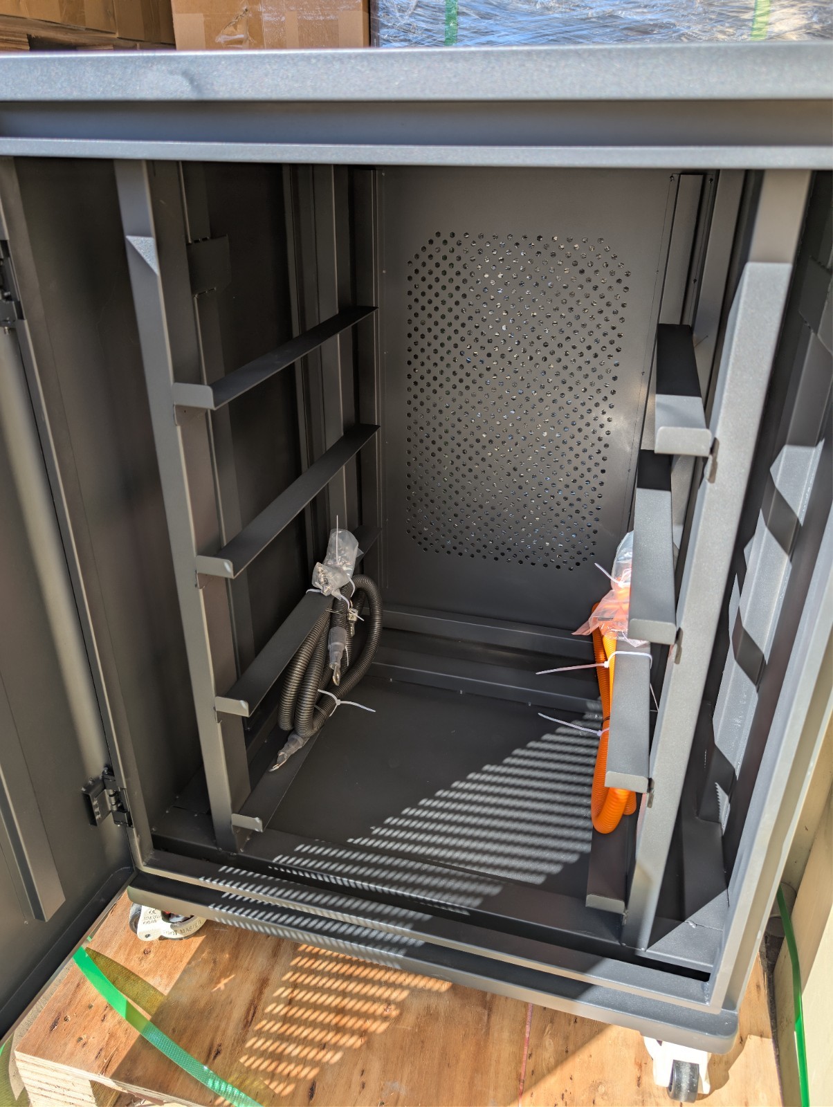 Battery server cabinet for 4 units like the Eco-Worthy 48v 100ah 19″ modules