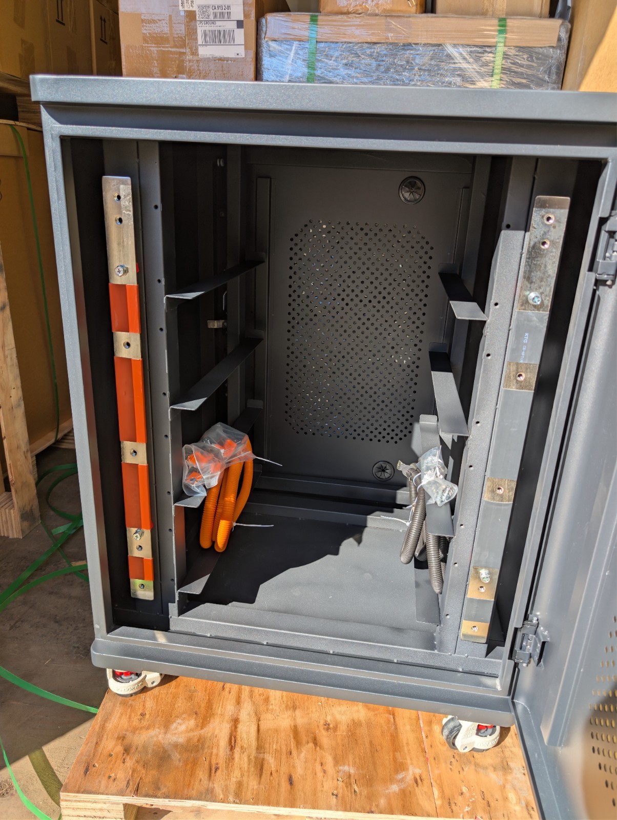 Battery server cabinet for 4 units like the Eco-Worthy 48v 100ah 19″ modules