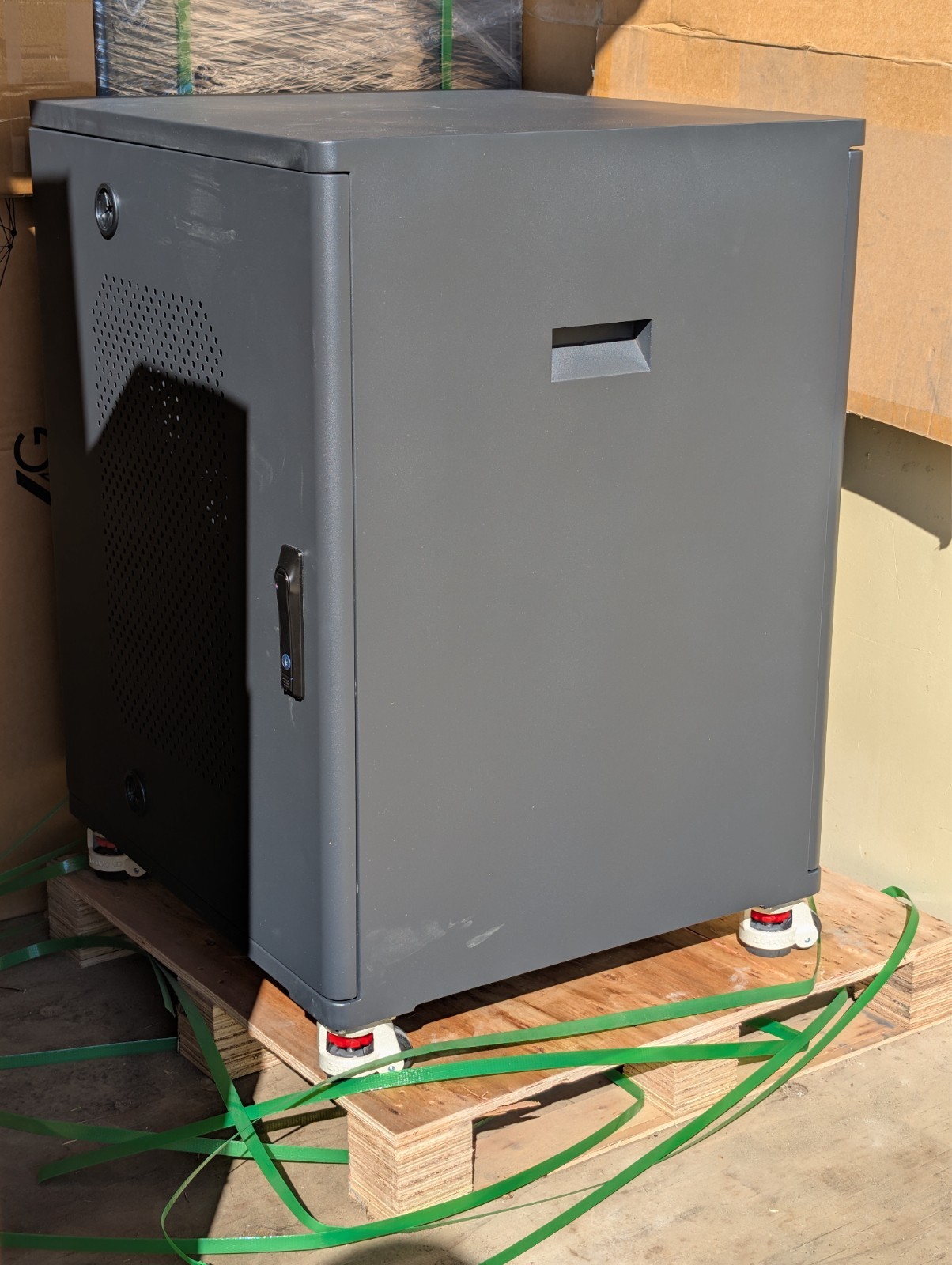 Battery server cabinet for 4 units like the Eco-Worthy 48v 100ah 19″ modules