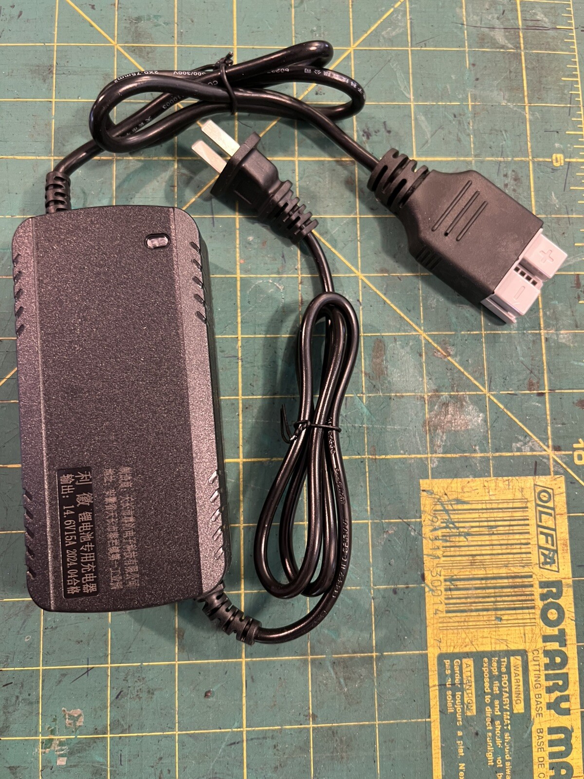 12V 14.6V 15A Lithium Iron Phosphate (LiFePO4) Battery Smart Charger