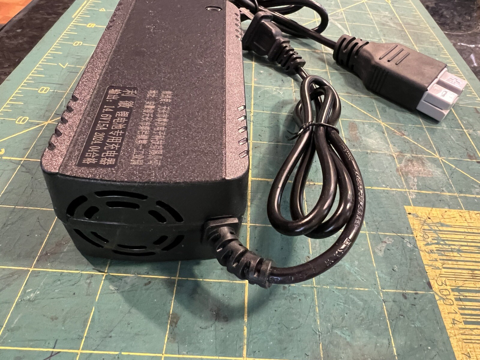 12V 14.6V 15A Lithium Iron Phosphate (LiFePO4) Battery Smart Charger